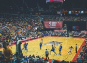 比赛局势复杂首场状态出色，曼联观众沸腾！，费德勒重返赛场上演精彩一战