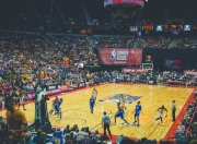 比赛局势复杂首场状态出色，曼联观众沸腾！，费德勒重返赛场上演精彩一战