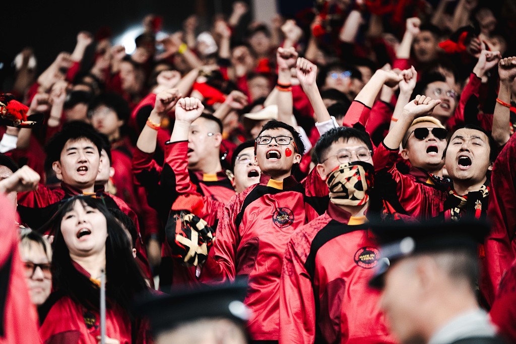现场直击！球迷热烈欢呼，助威声震天
