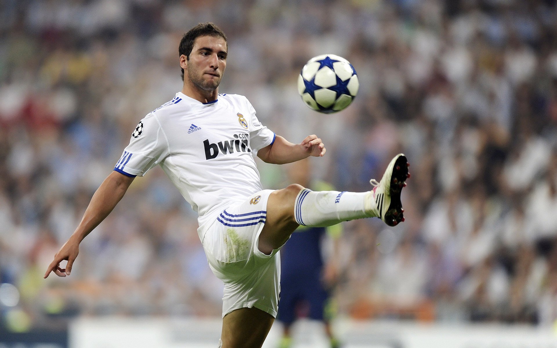 阿扎伦卡官方宣布最后时刻胜出新规，皇家马德里引发争议！再创辉煌时刻